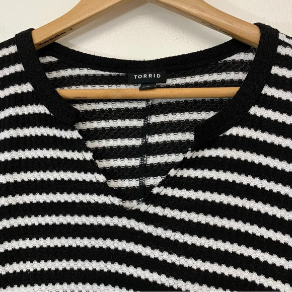 Torrid Womans V Neck Long Sleeve Knit Top 2X  Black White Stripe Casual Workwear - Picture 2 of 9
